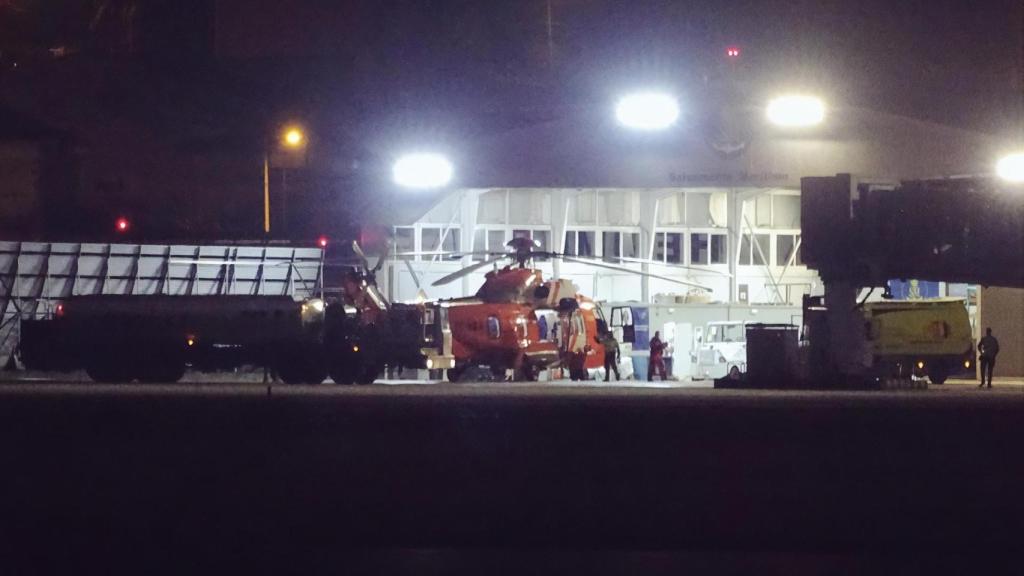 El helicóptero de Salvamento y una ambulancia en el aeropuerto de Alvedro durante una evacuación.