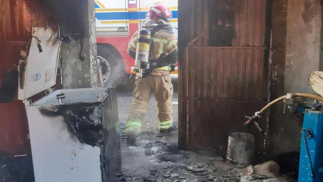 Los bomberos apagan un incendio en Oleiros.