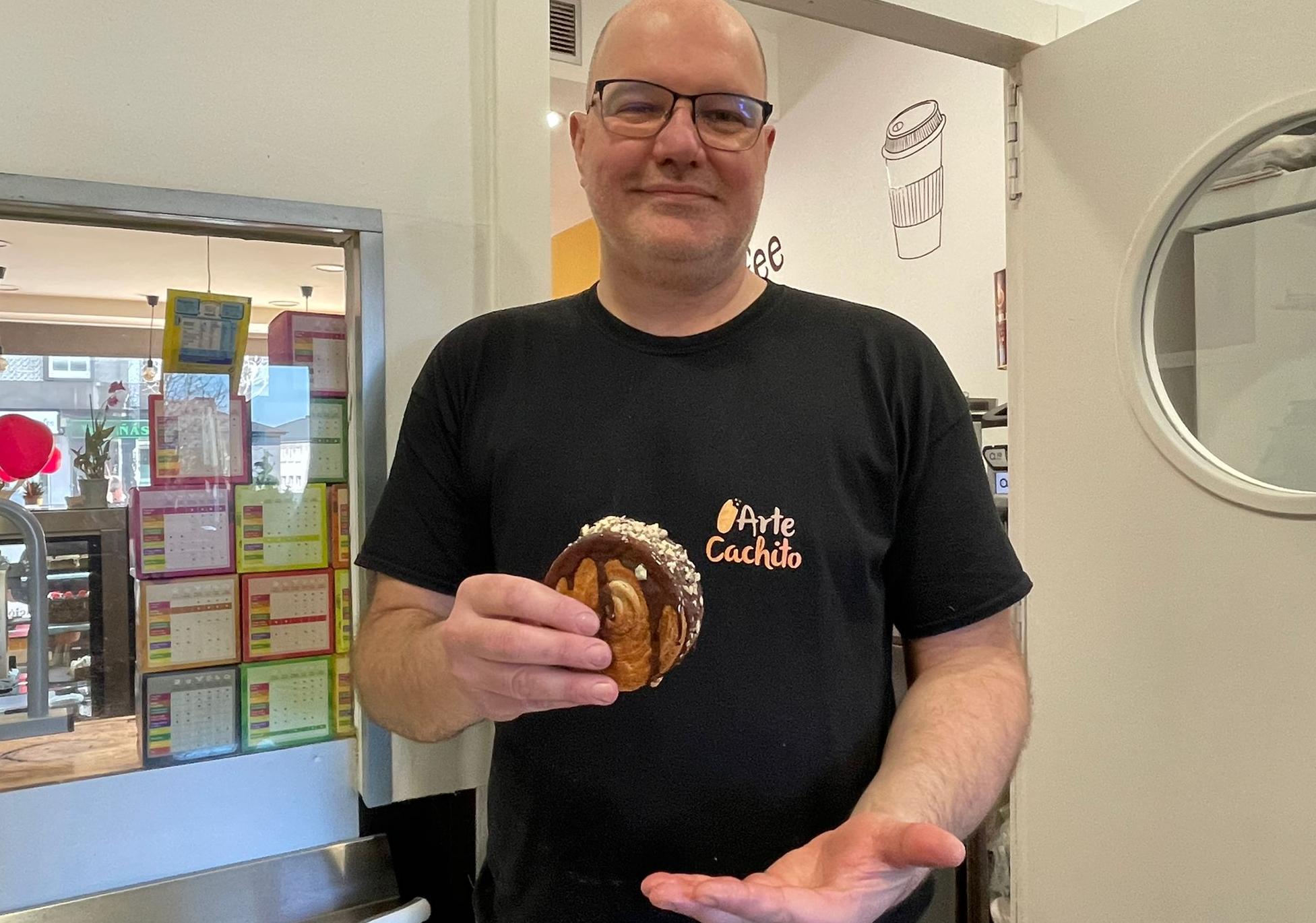 Antonio Poth con el croissant supreme de Arte Cachito (Foto: Quincemil)