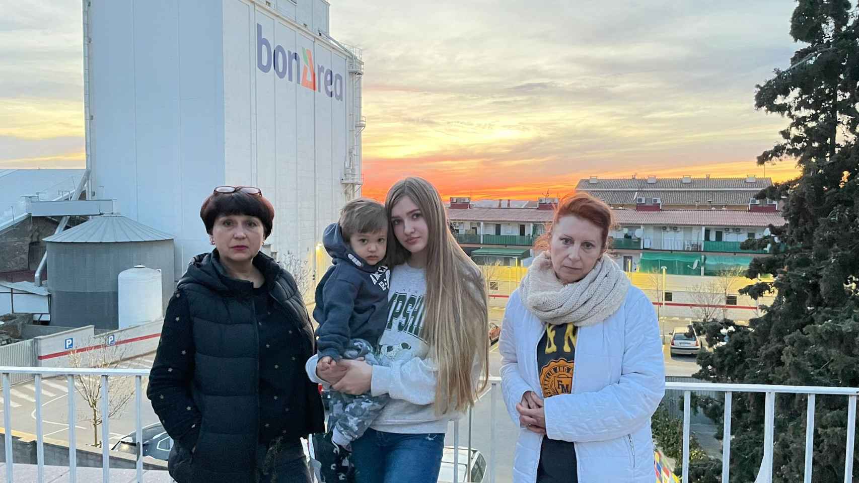 De izquierda a derecha, las refugiadas ucranianas en Guissona, Tamara; Vikroria y su hijo Dominik; e Irina. Al fondo, un silo de BonÀrea, la principal empresa agrícola de la región que emplea a la mayoría de la comunidad ucraniana en el pueblo.