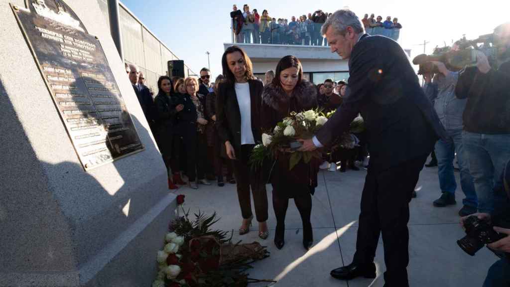 María José de Pazo, portavoz de las familias; María Ramallo, alcaldesa de Marín; y Alfonso Rueda, presidente de la Xunta, inauguran una placa conmemorativa por el aniversario del naufragio del ‘Villa de Pianxo’.
