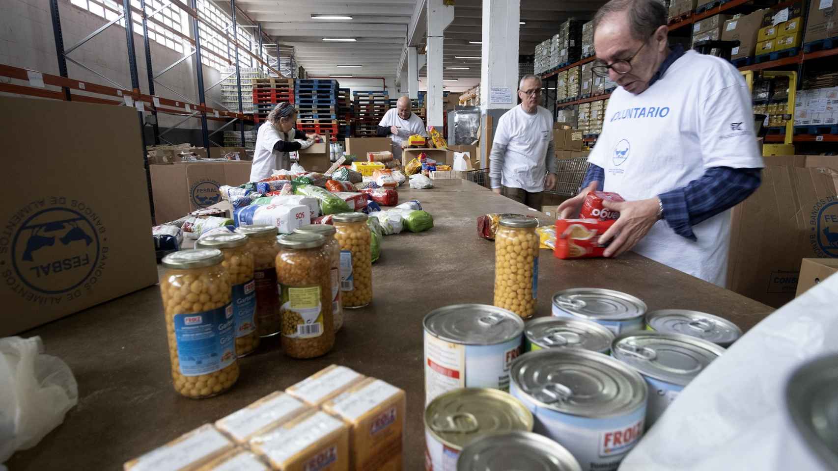 Varios voluntarios en las instalaciones del Banco de Alimentos de Vigo.