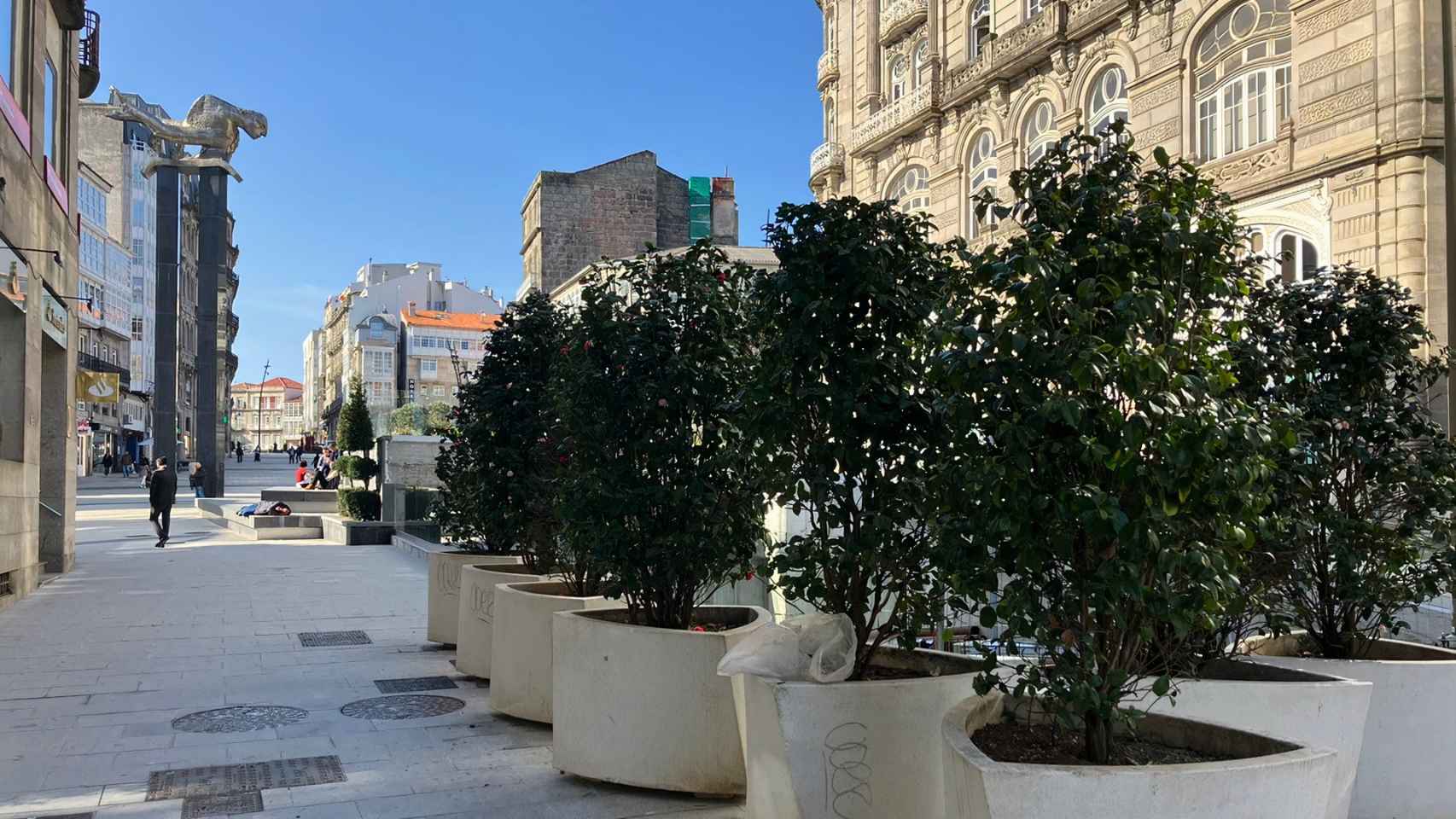 Jardineras preparads para ser instaladas en la Puerta del Sol.