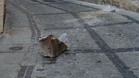 El pedazo de cornisa desprendido de la Catedral de Toledo. Foto: @ForoToletho.