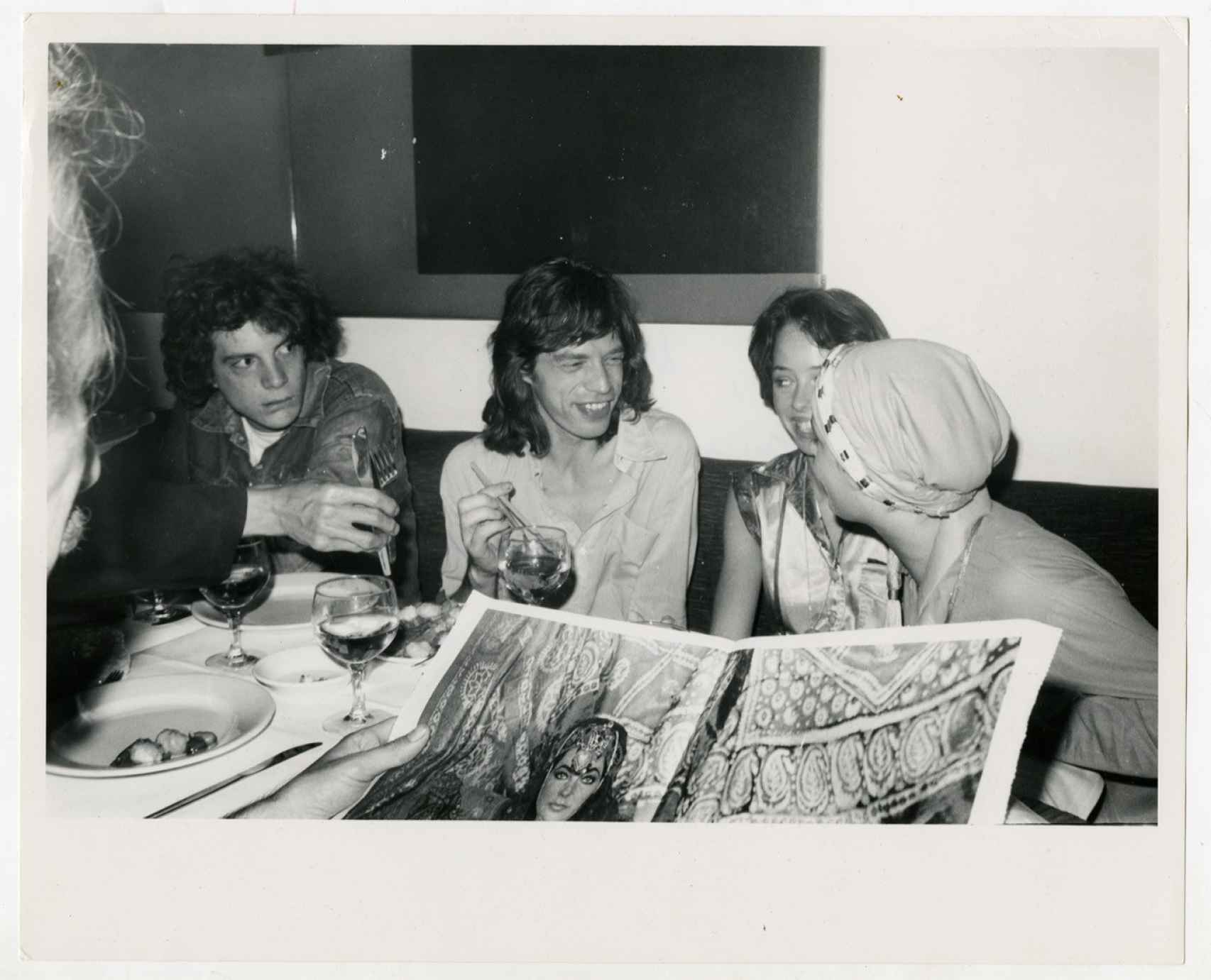John Paul Getty III, Mick Jagger, Mackenzie Phillips, Nicky Waymouth Lane. Mr. Chow, Londres, 1978. © Bob Colacello. Cortesía del artista