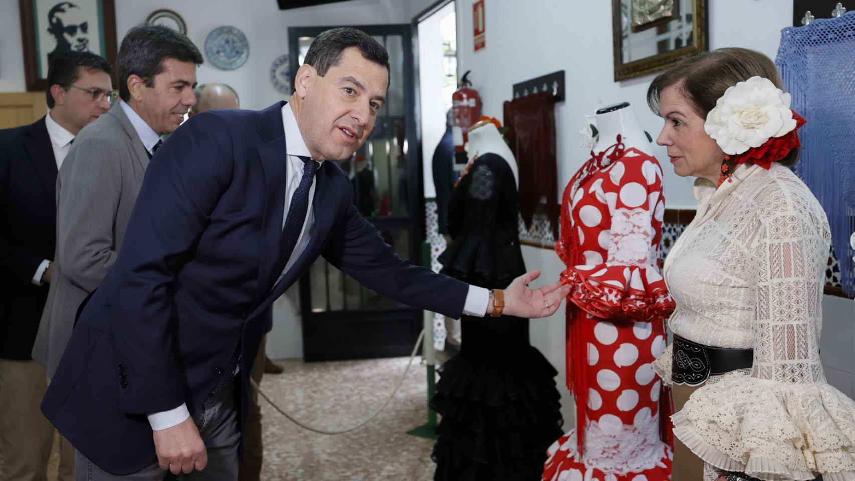 Juanma Moreno y Carlos Mazón durante la visita.