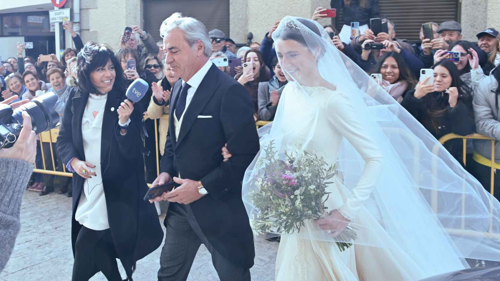 Ana, la novia, entrando en la iglesia del brazo de su padre, Carlos Sainz.