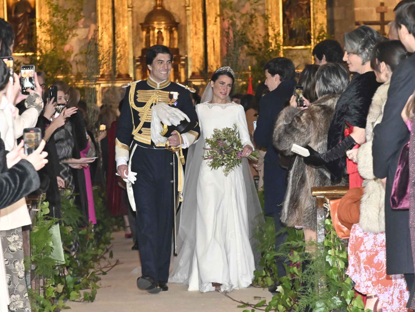 Los recién casados, Ana y Rodrigo, saliendo de la iglesia.