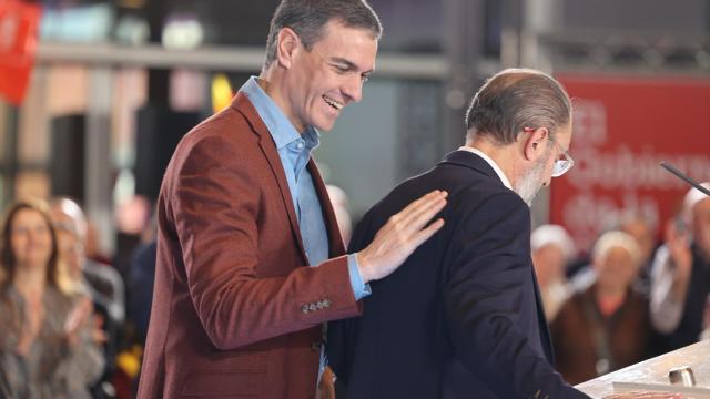 El secretario general del PSOE y presidente del Gobierno durante un acto de precampaña en el Palacio de Congresos.