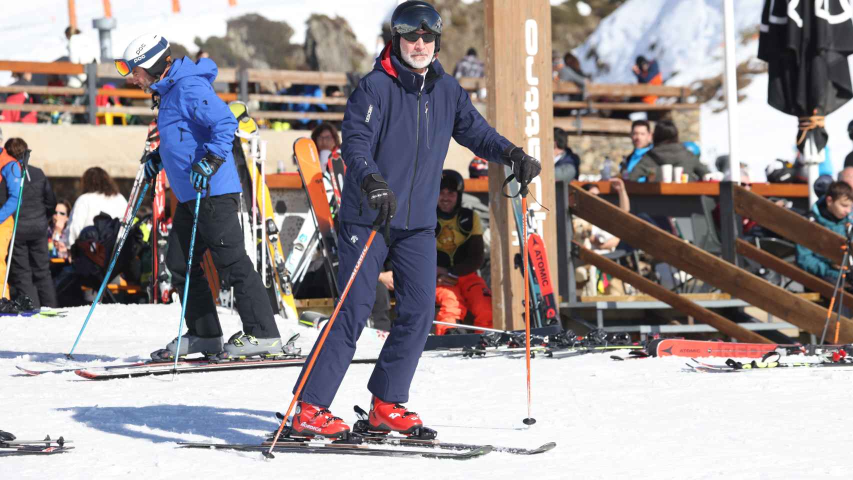 Felipe VI, totalmente equipado, a punto de salir a esquiar, posa ante los medios de comunicación.