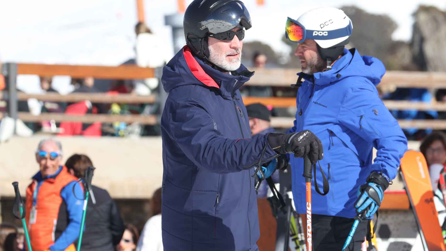 Felipe VI ataviado con el clásico atuendo para esquiar, este sábado 18 de febrero de 2023.