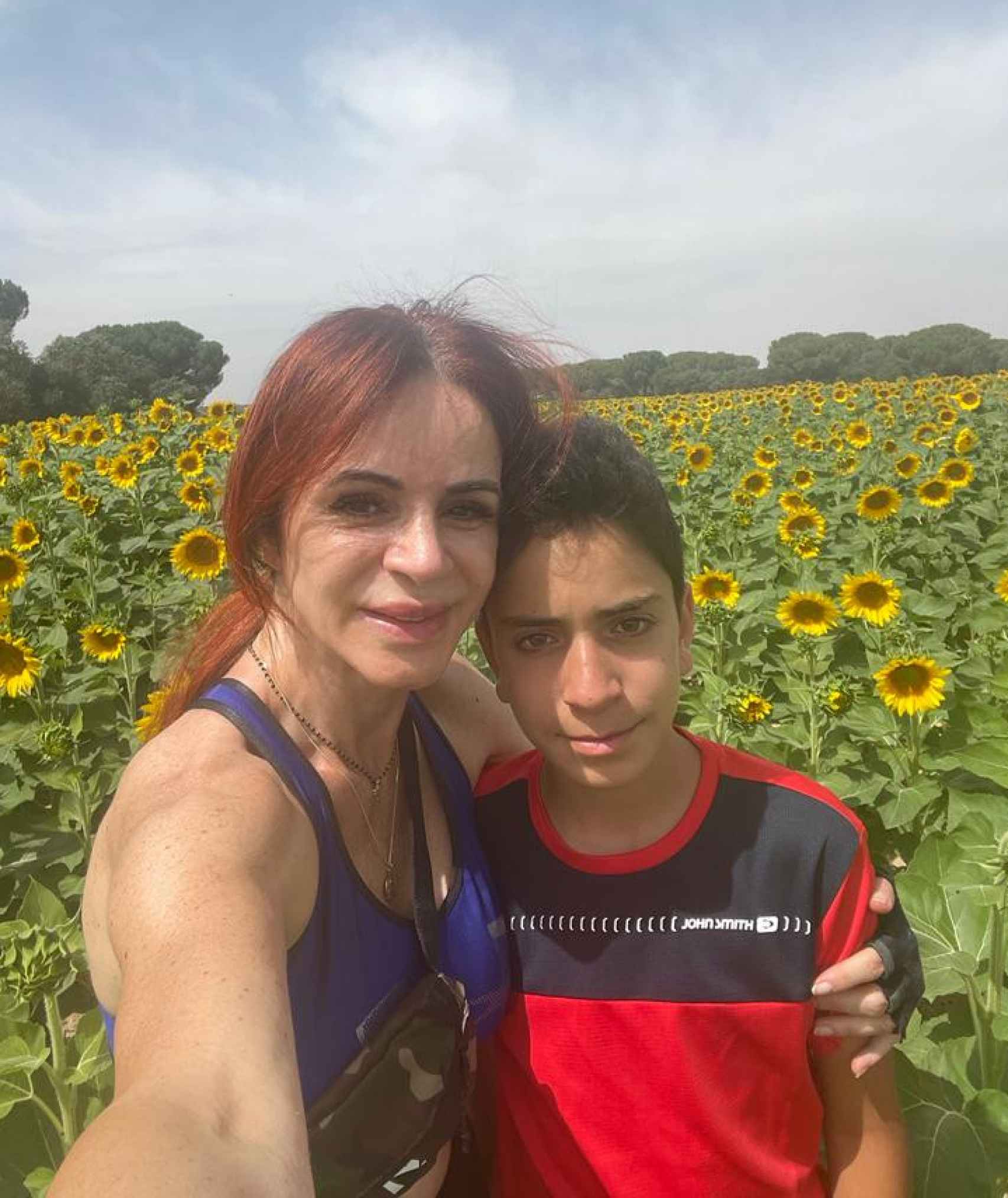Silvia Clemente junto a su hijo Rafael en un campo de girasoles.