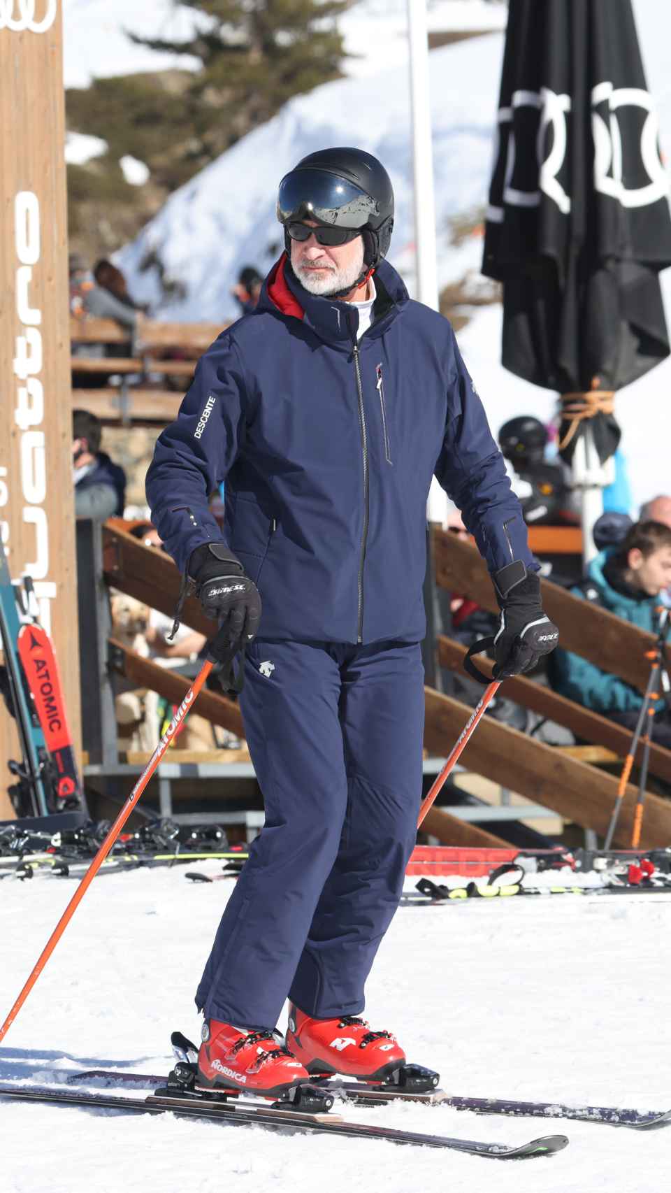 El Rey Felipe VI, durante su visita el pasado de semana a Baqueira Beret, vistiendo ropa de esquí lujosa.