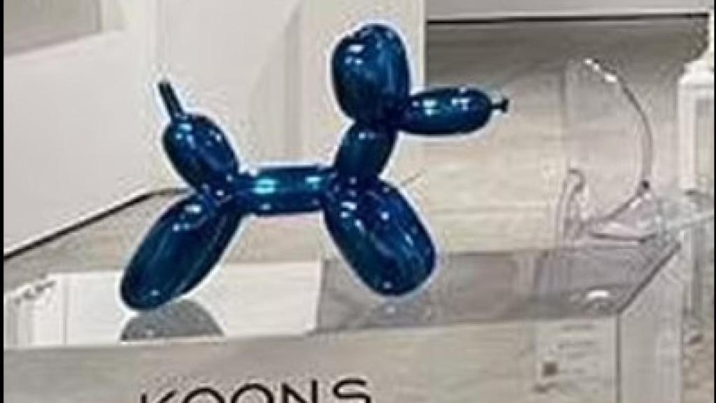 Escultura Balloon Dog antes de ser destrozada en la exposición.