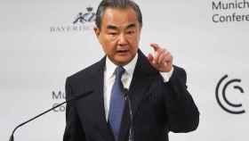 Wang Yi insiste en la necesidad de parar la guerra y dialogar.