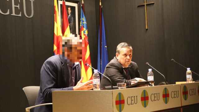 El ex agente del CNI Sánchez Riera -que pidió a este medio difuminar su cara- en la charla del pasado jueves junto con el director del CEU de Elche, Paco Sánchez.