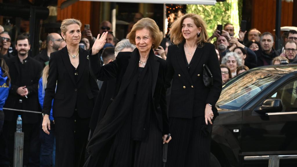 La emérita Sofía junto a sus hijas, Elena y Cristina, de negro riguroso, llegando a la misa privada en memoria de Constantino de Grecia.