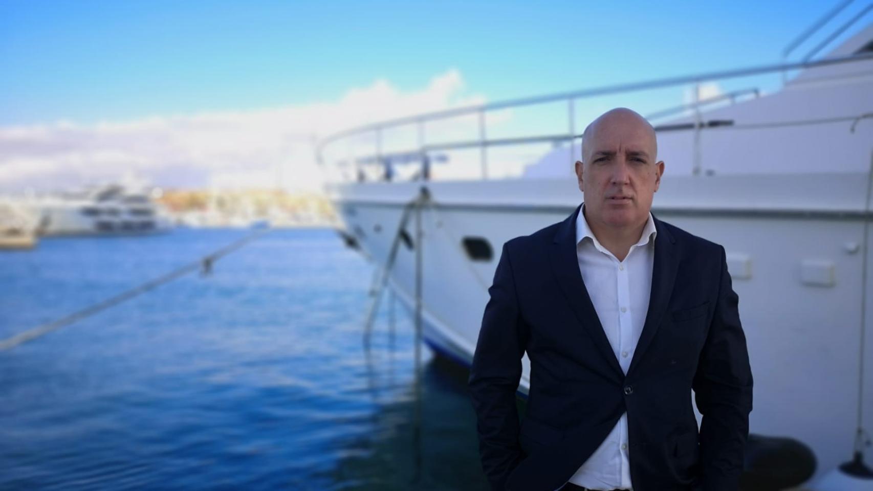 Javier Noriega posa en un puerto deportivo.