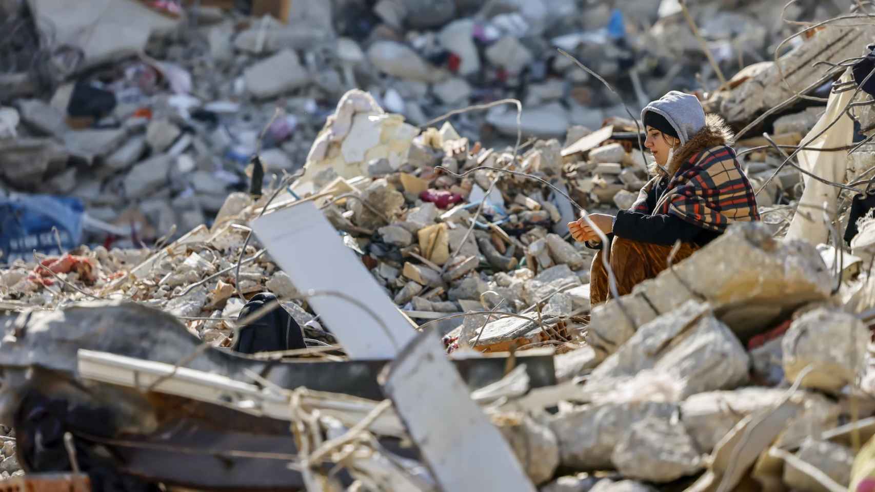 Una mujer turca en una de las ciudades donde se produjeron los terremotos