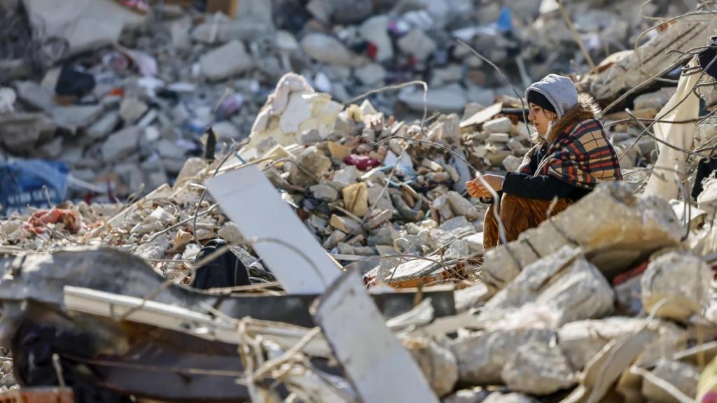 Una mujer turca en una de las ciudades donde se produjeron los terremotos