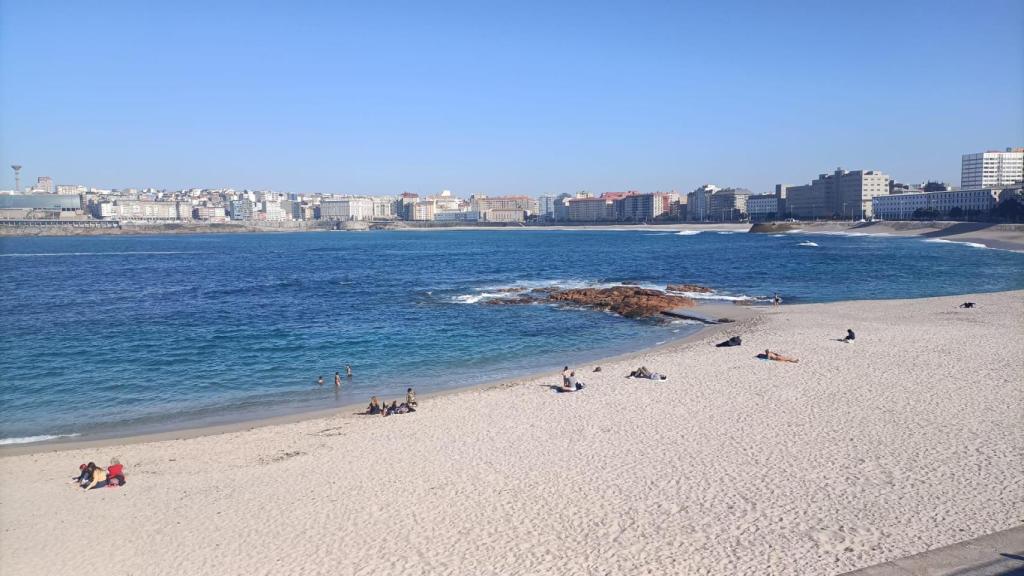 Primer baño del año en un sábado de Carnaval: A Coruña disfruta de 19 grados de máxima