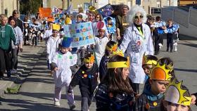 Los alumnos de Feáns, en A Coruña, desfilaron con sus disfraces de temática científica
