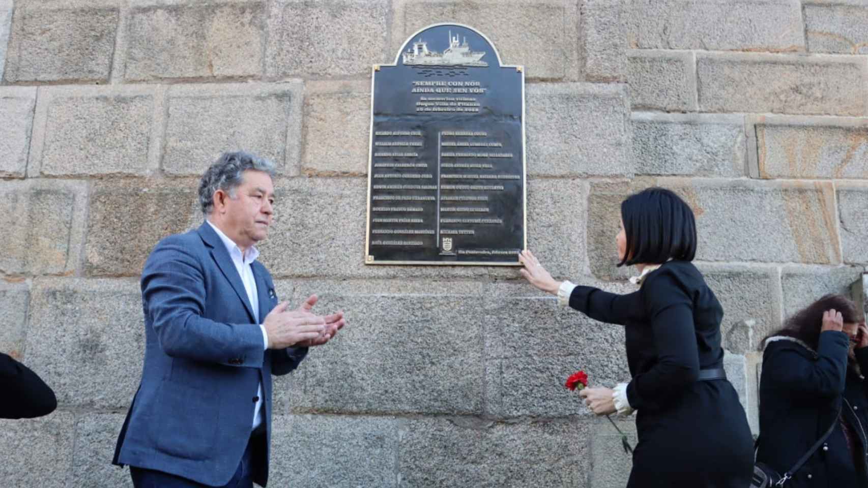 Inauguración de la placa homenaje a los marineros del ‘Villa de Pitanxo’.