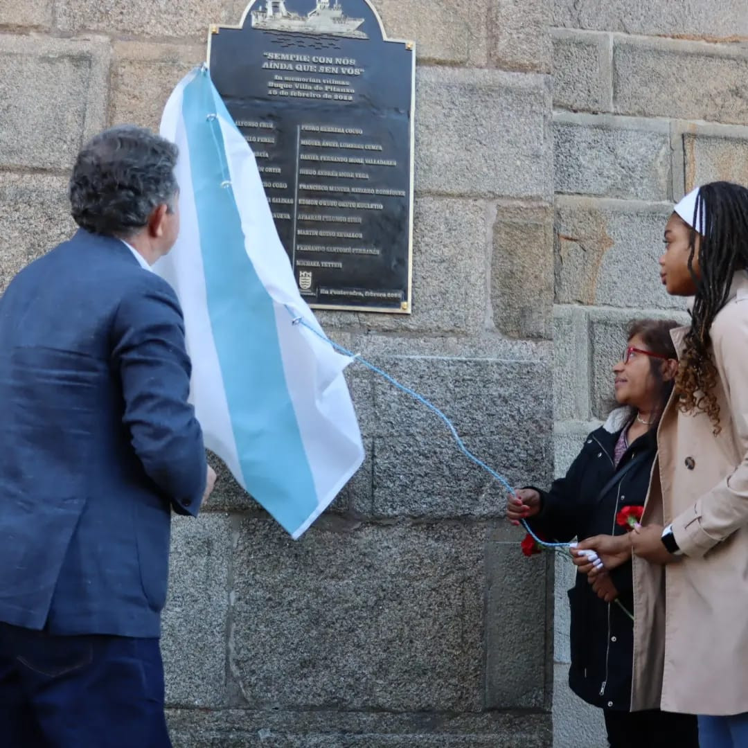 Acto de inauguración de la placa conmemorativa por los fallecidos en el ‘Villa de Pitanxo’ en Pontevedra. Foto: Concello de Pontevedra