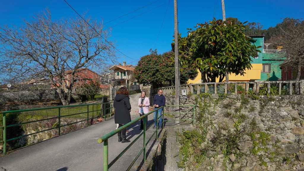 Ethel Vázquez visita la zona del puente de Serra Seca, en Oia (Pontevedra).