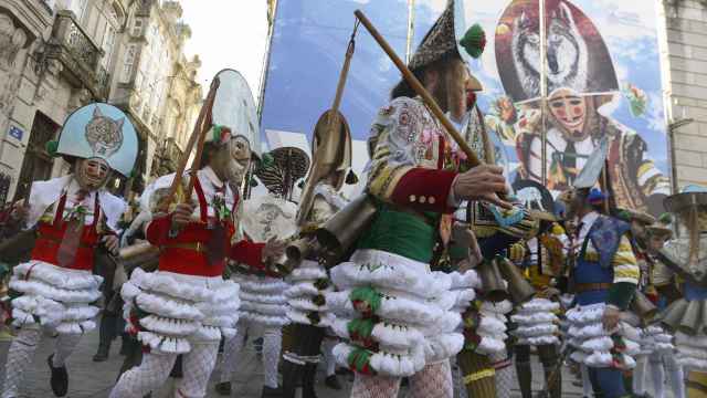 Los ‘cigarróns’ recorren las calles de Verín (Ourense) el domingo Corredoiro.