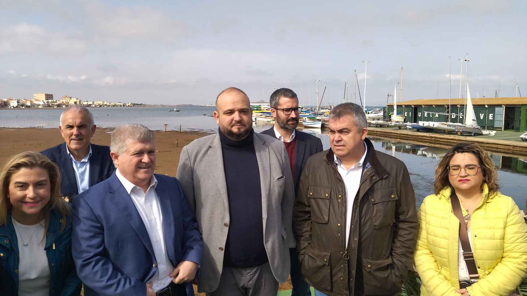 Los dirigentes socialistas de la Región de Murcia han mostrado a Santos Cerdán los efectos de la degradación ambiental del Mar Menor en el Club Náutico de Los Nietos.