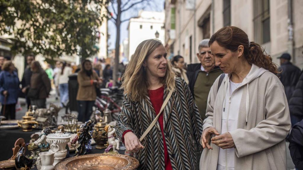 Mónica García, en El Rastro, durante un acto electoral el domingo.