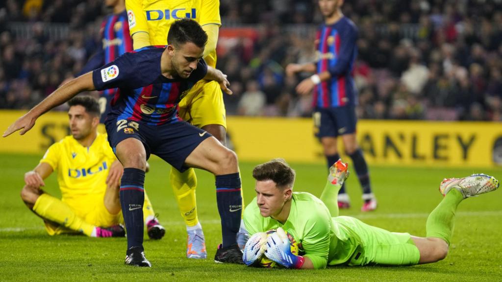 Ter Stegen bloca un balón.