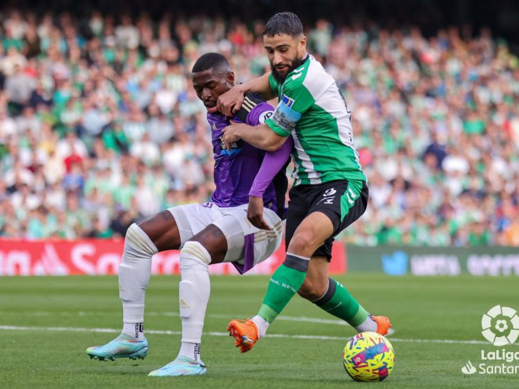 Cyle Larin con Fekir en un lance del encuentro