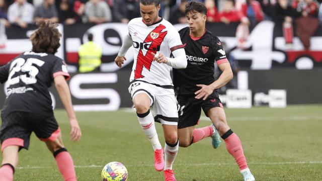 Raúl de Tomás se lleva el balón en el Rayo-Sevilla.