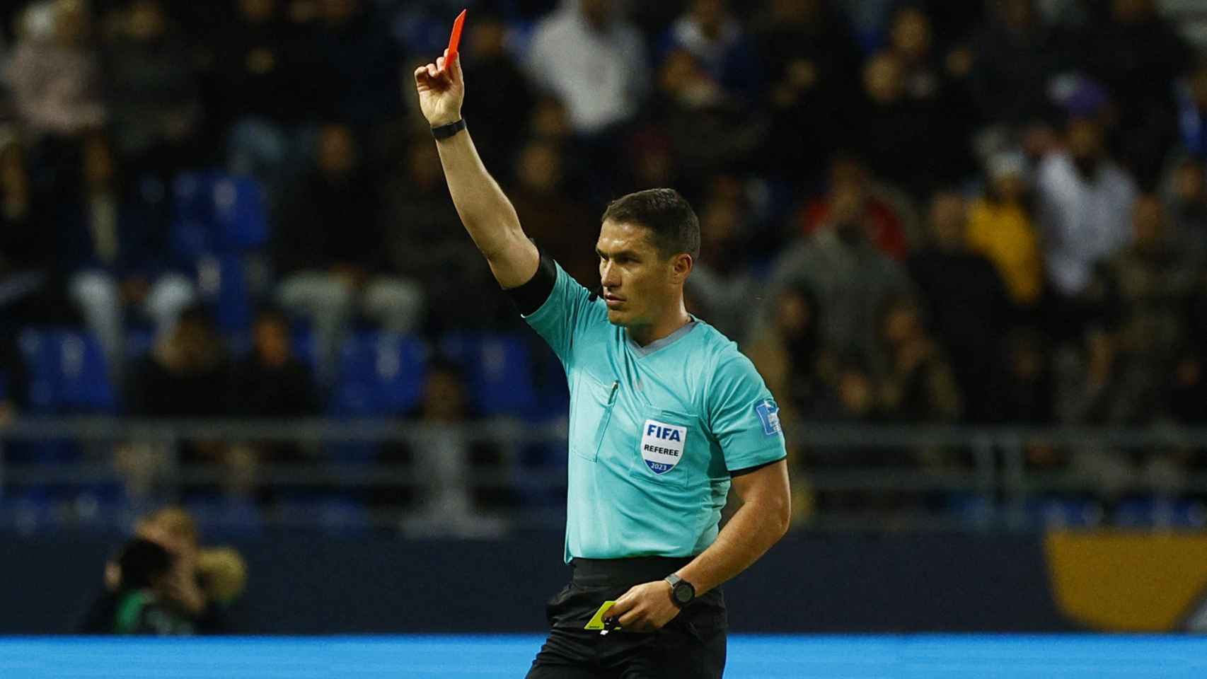Kovacs enseña una tarjeta roja durante el Mundial de Clubes