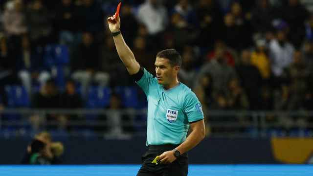 Kovacs enseña una tarjeta roja durante el Mundial de Clubes.