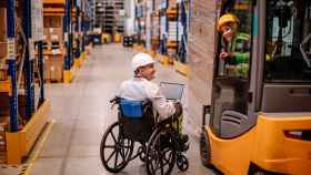 Varias personas con discapacidad trabajan en un almacén.