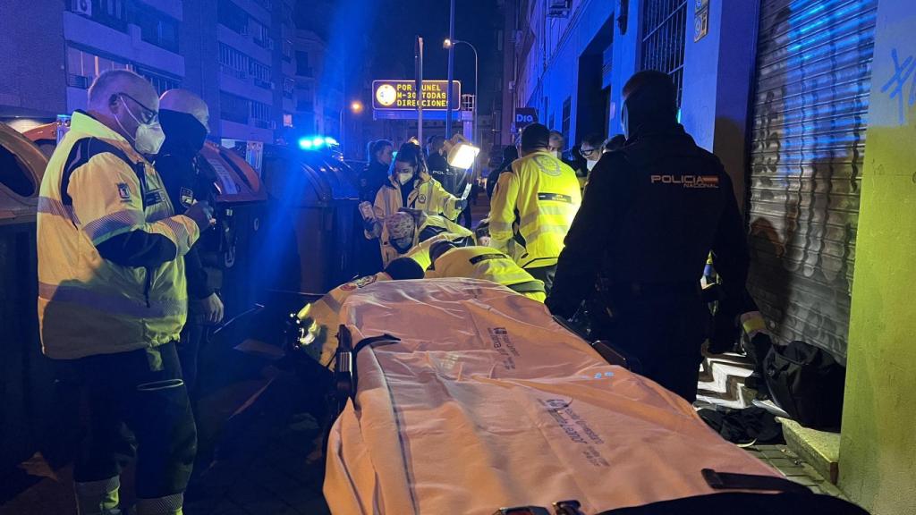 Los equipos sanitarios atienden al joven apuñalado en Carabanchel.