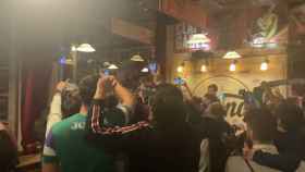 Los aficionados de Unicaja cantan el himno tras ganar la Copa del Rey