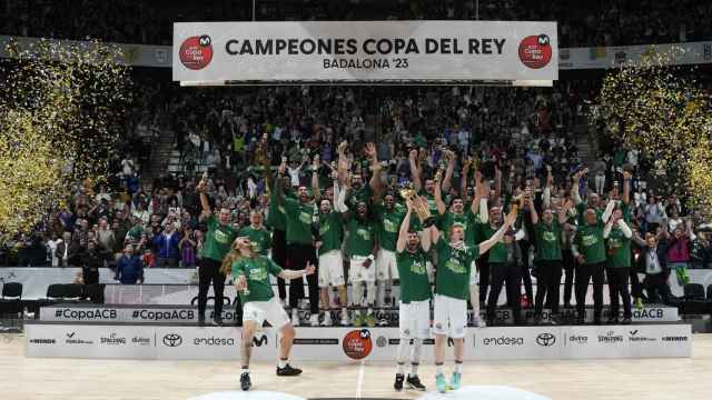 Alberto Díaz y Darío Brizuela levantan la Copa del Rey del Unicaja de Málaga