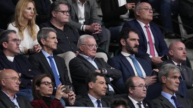 Juanma Moreno, presidente de la Junta de Andalucía, durante el partido del Unicaja.