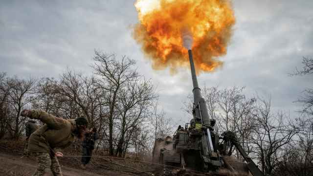 Militares ucranianos disparan un arma en la región de Jersón.