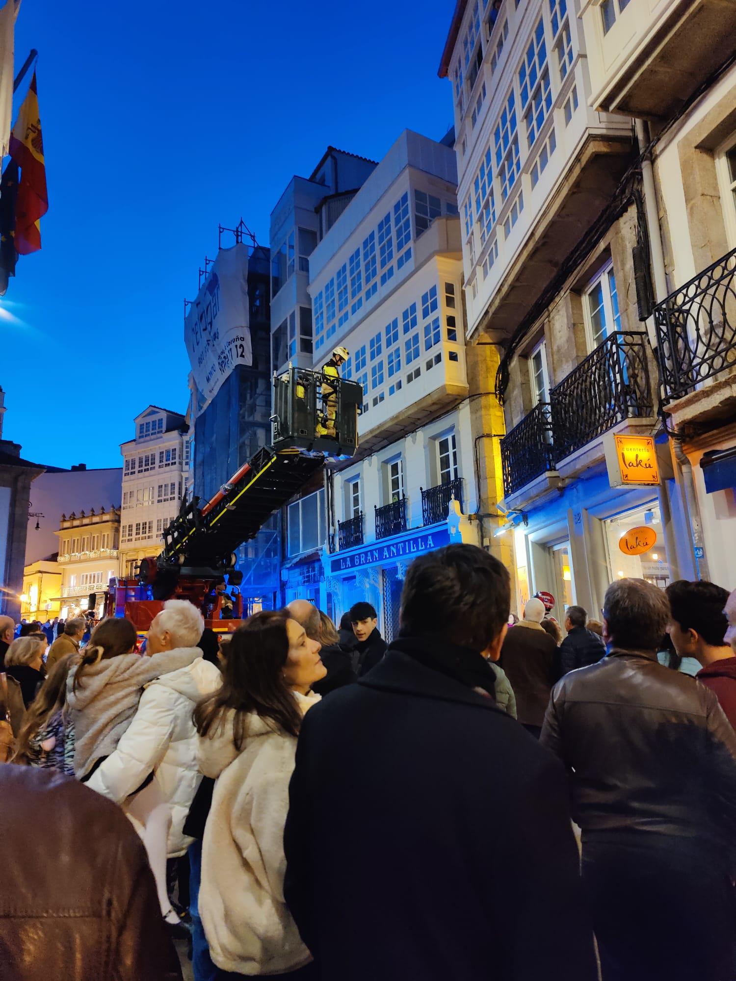 El público observa el rescate de la gaviota (Cedida por Javier Lodeiro)