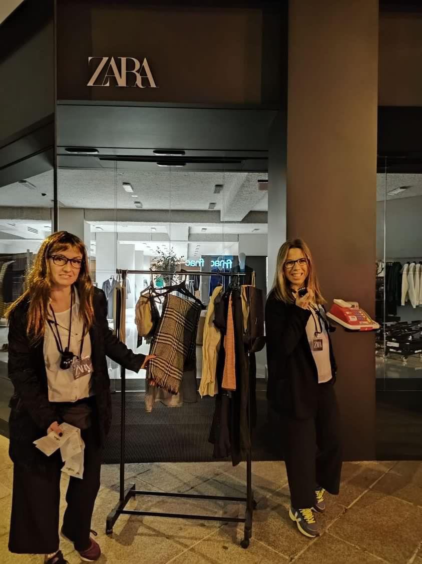 Lucía y Raquel el año pasado, disfrazadas de dependientas de Zara