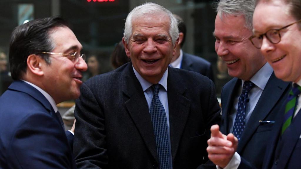 José Manuel Albares y Josep Borrell, durante la reunión de ministros de Exteriores de este lunes en Bruselas