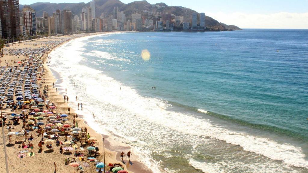 Imagen de archivo de la playa de Benidorm en temporada baja.