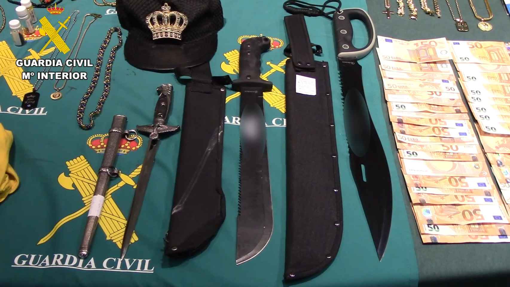 Armas, dinero e indumentaria intervenidos por la Guardia Civil.