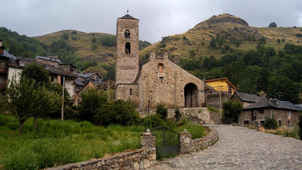 Sala Romanesque iglesia de La Nativitat, Durro, Cataluña