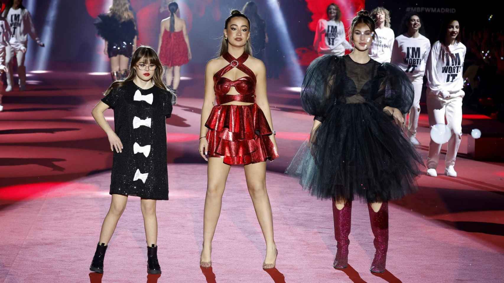 Modelos durante el desfile de 'L'Oréal Paris- Desfila tu valía'.